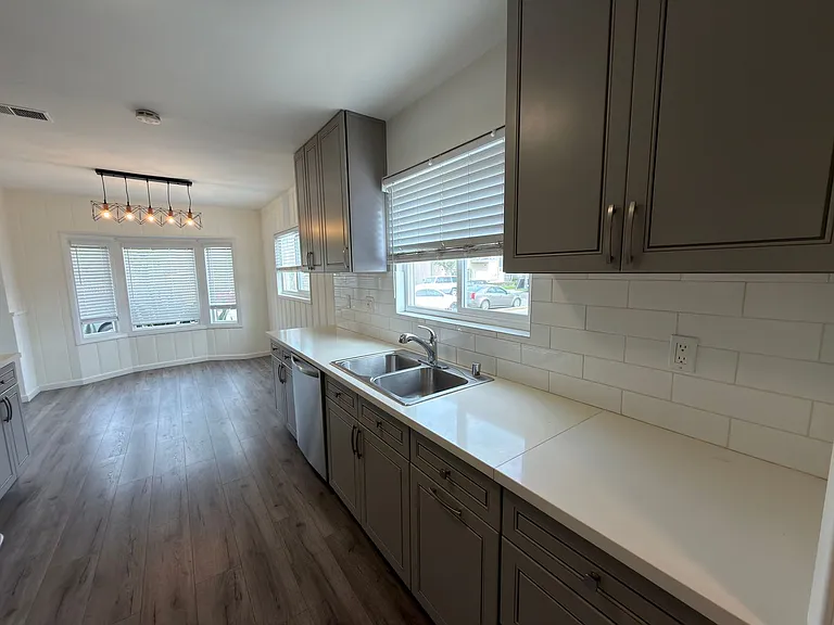 1110 Mira Mar Ave #A — Photo 9