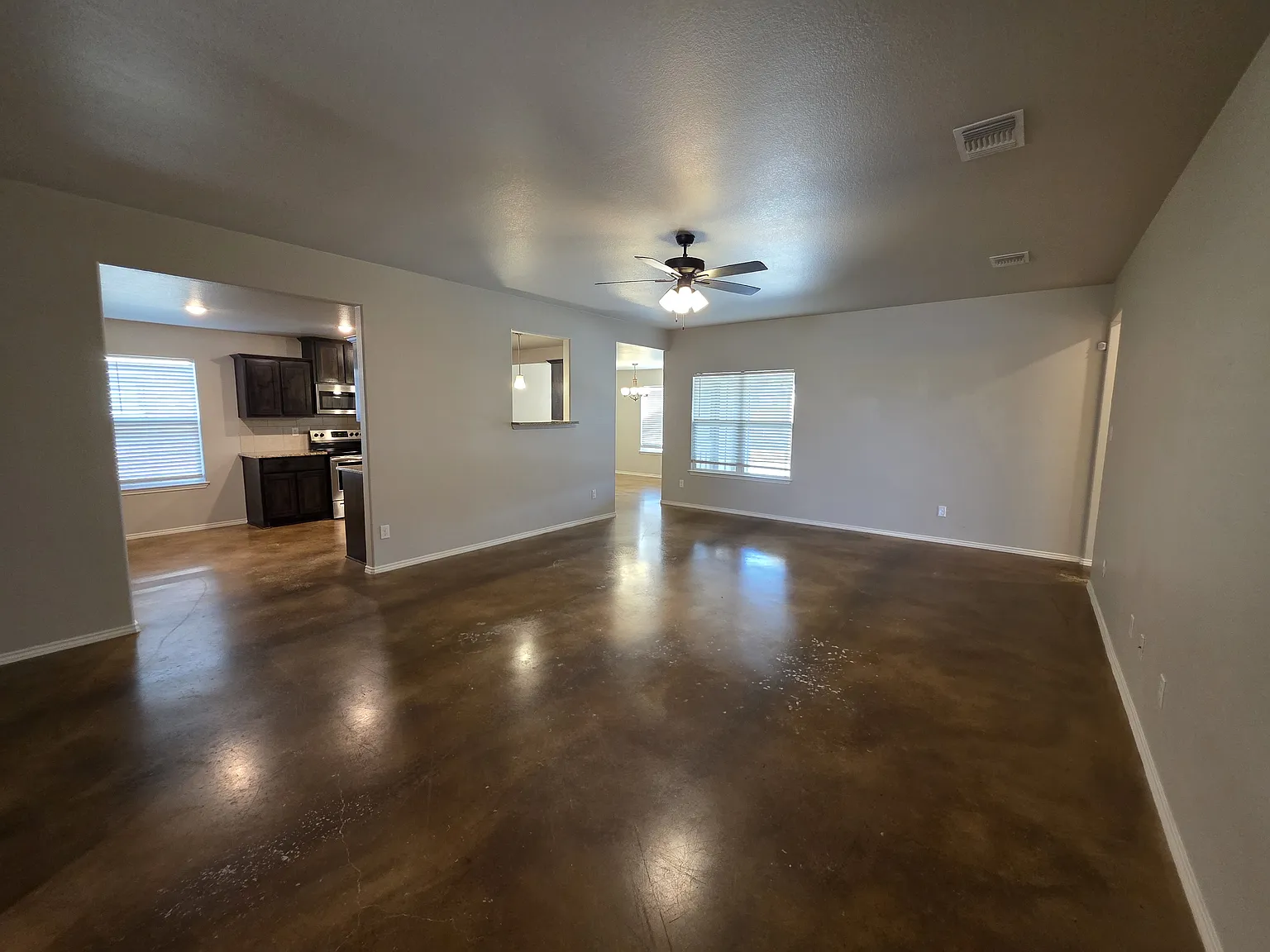 5 bed, 2.5 bath, 2052 sqft, $1,800 — Photo 2