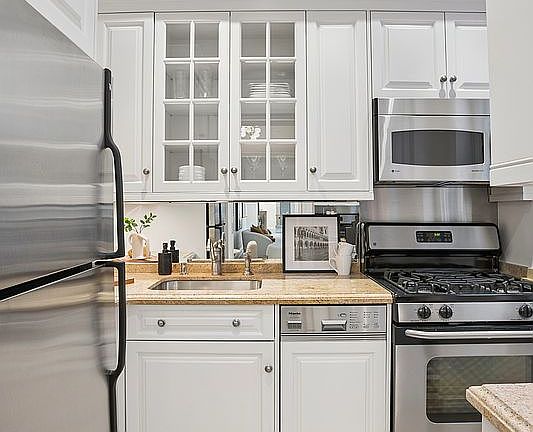 4th image of 180 W 58th St #3C