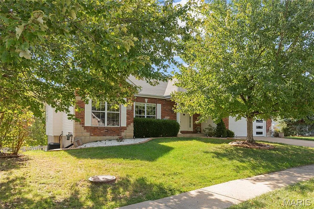 4 bed, 3.0 bath, 2135 sqft, $3,000 — Photo 2