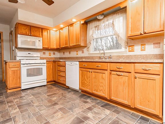 4th image of 15 Cambridge Dr