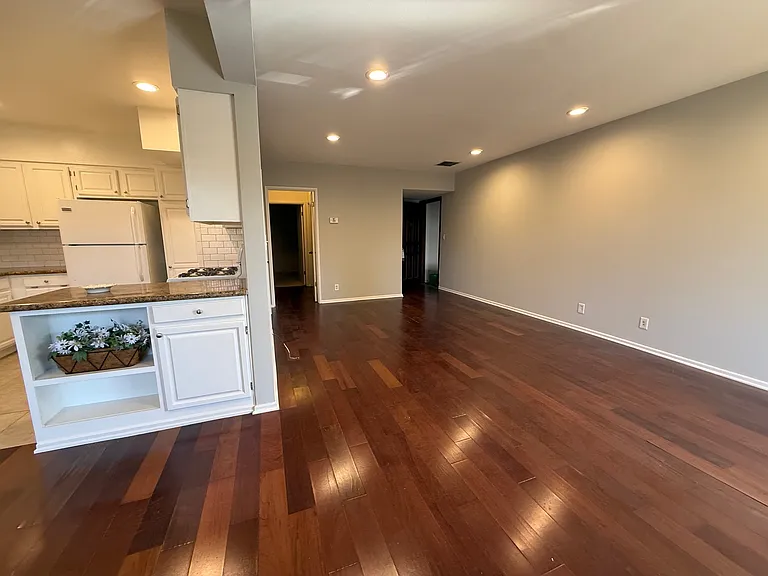 10481 Riverside Dr #10481 — Photo 6