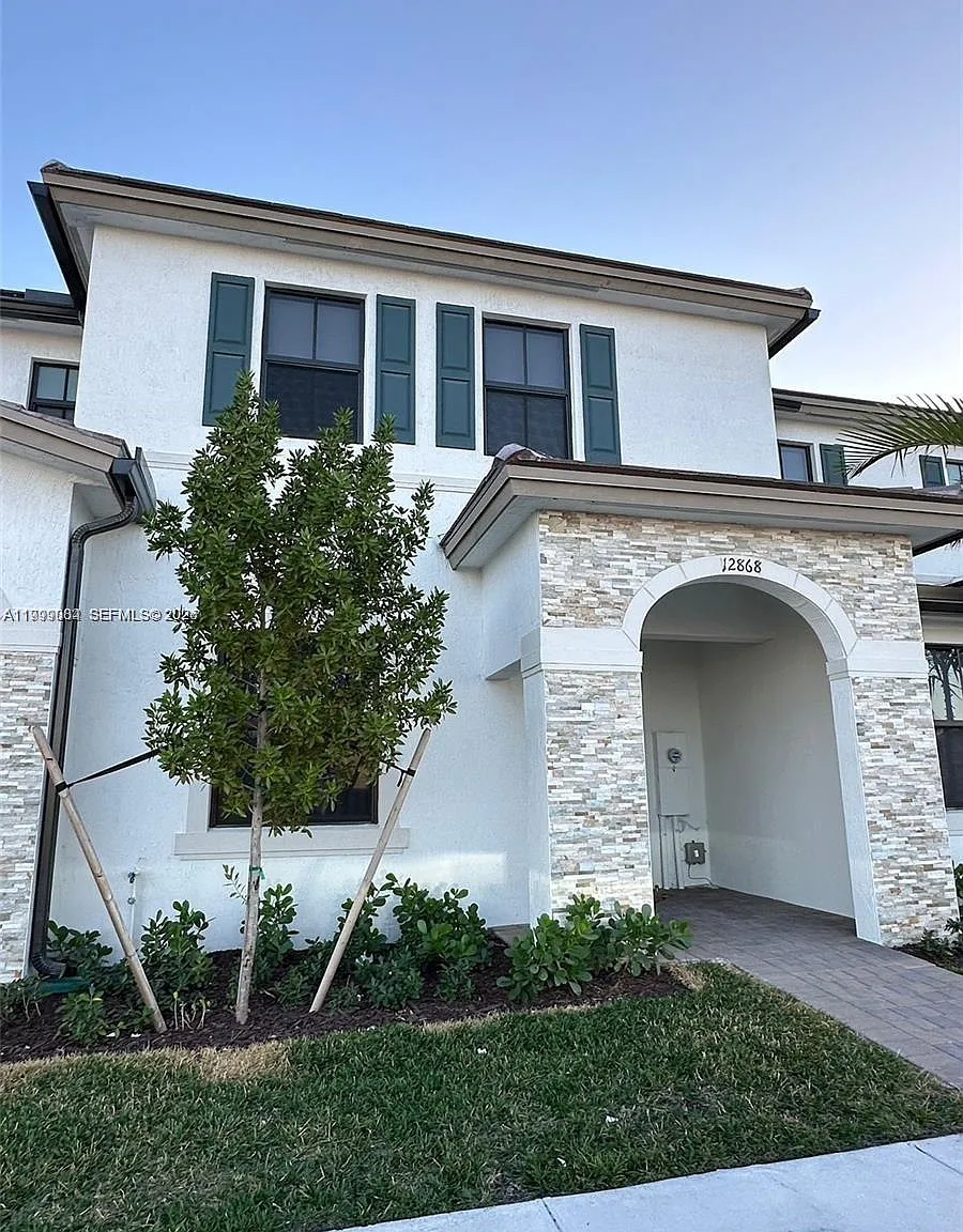 3 bed, 2.5 bath, 1612 sqft, $2,800 — Photo 1