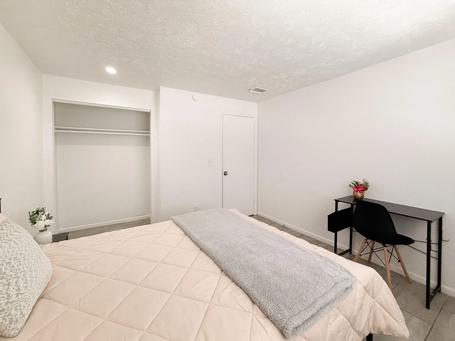 2 bed, 1.0 bath, 720 sqft, $1,113 — Photo 1
