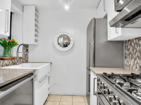 222 East 35th Street image 6 of 14