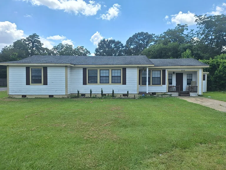 220 Ford Dr — Photo 1