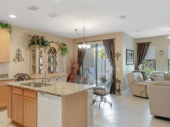4th image of 742 Ventura Dr