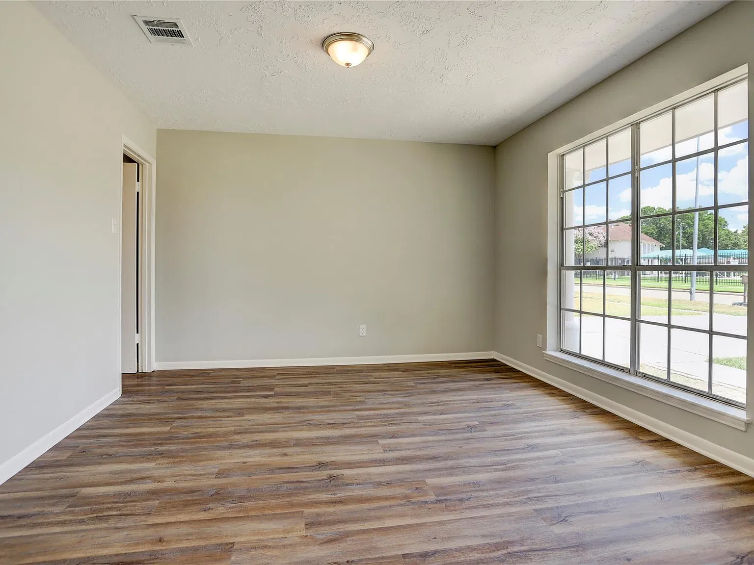 3 bed, 2.0 bath, 1631 sqft, $1,800 — Photo 4