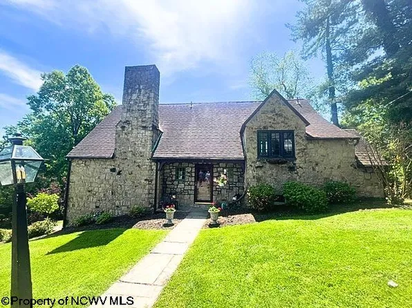 8 Sunset Dr, Fairmont, WV 26554
