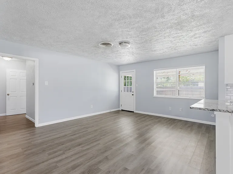 2120 Nottingham Blvd — Photo 8