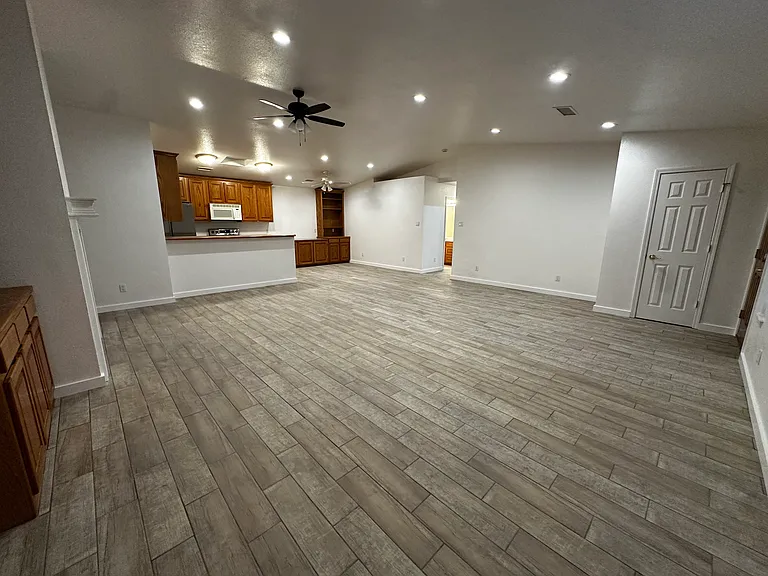 327 E Mescalero Rd — Photo 4