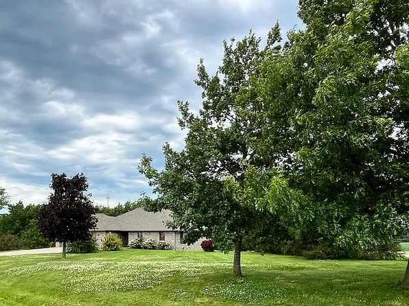 13707 Ryan Rd, Peosta, IA 52068