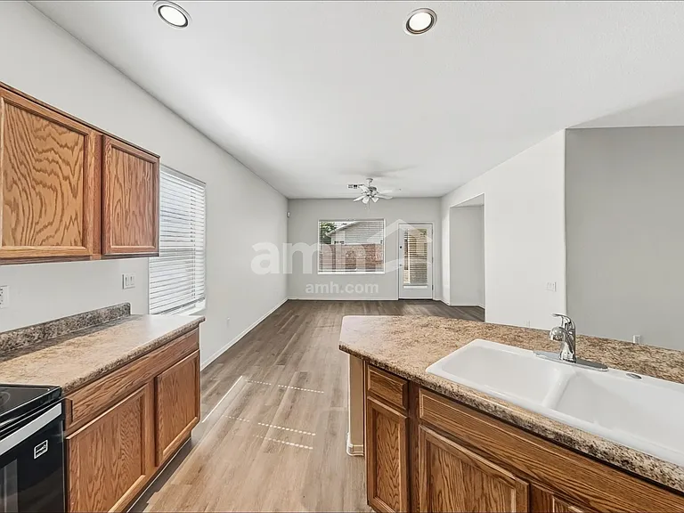 11621 W Lincoln St — Photo 4