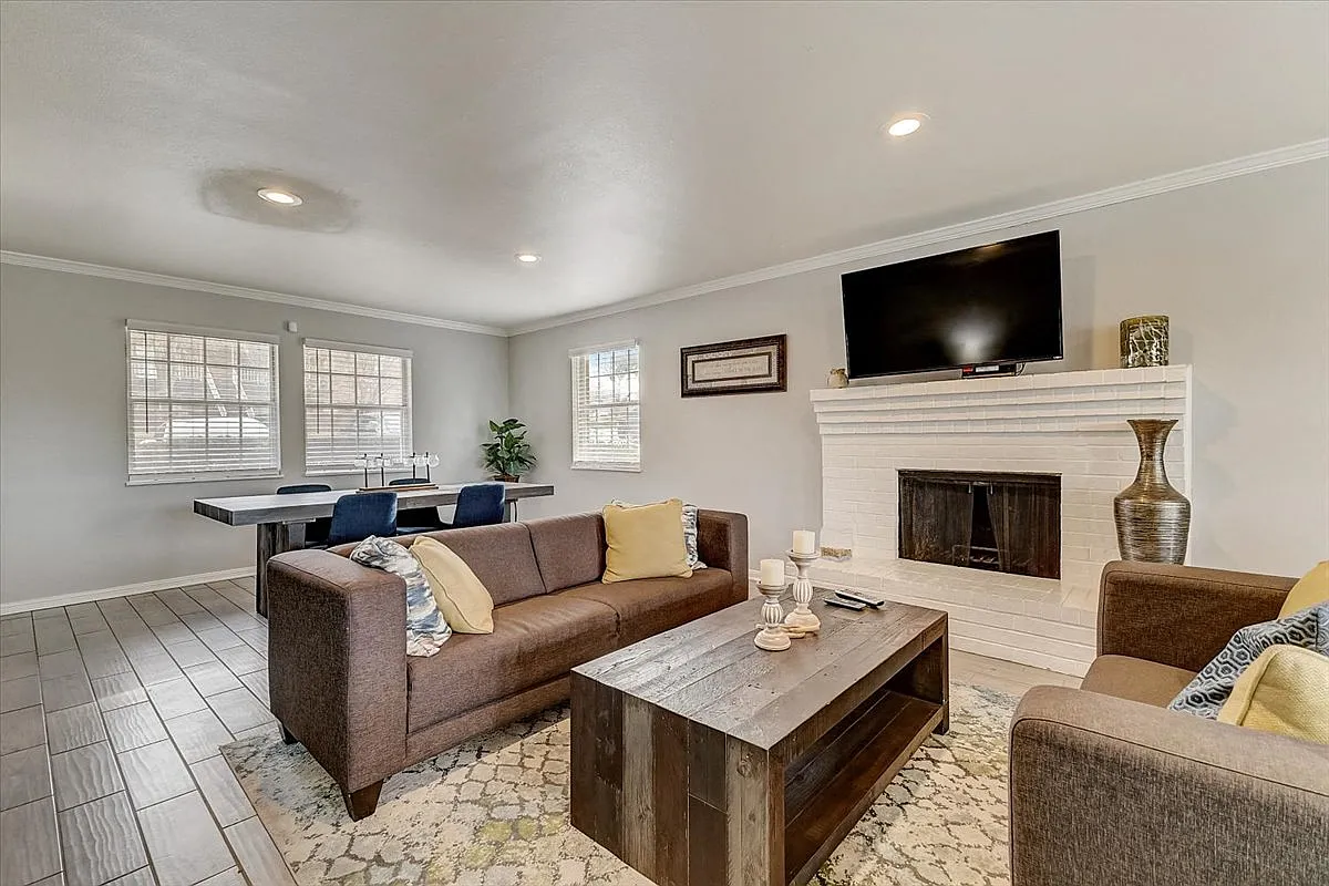 WatersEdge Apartments — Photo 1
