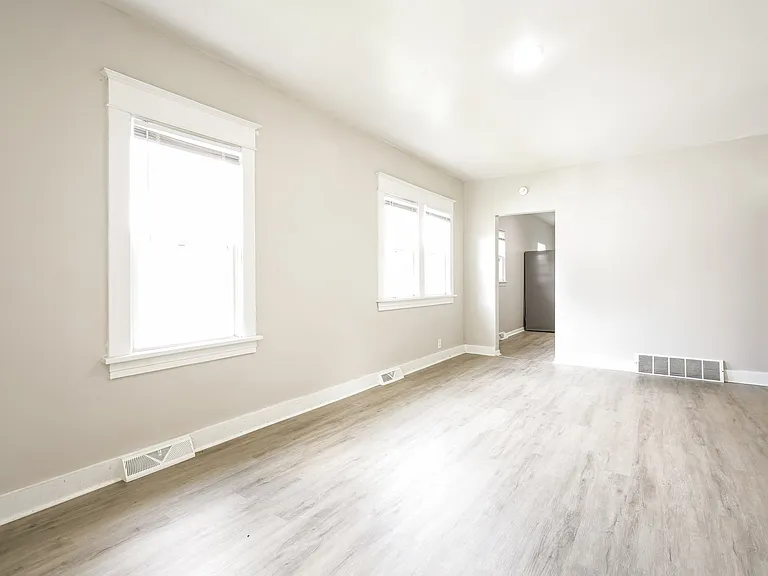 1498486_018_living_room_13077996.jpg