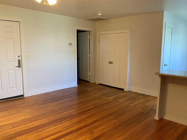 100 W Madison Cor #A — Photo 13