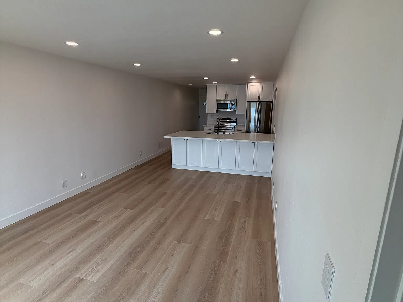 3 bed, 998 sqft, $3,500 — Photo 3