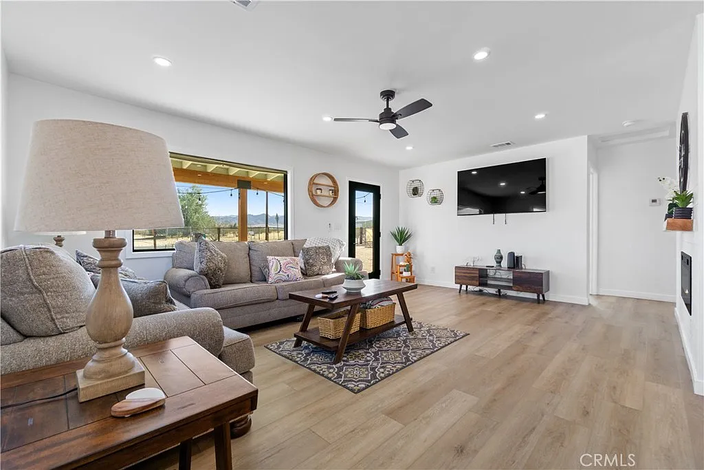 3 bed, 1304 sqft, $2,100 — Photo 3