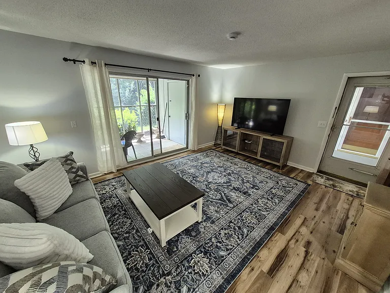 327 Laurens St SW #E10 — Photo 3