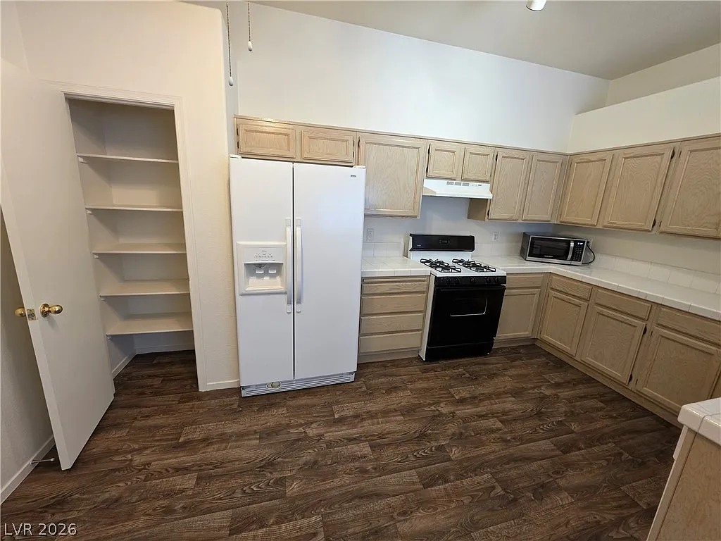 3 bed, 2.0 bath, 1900 sqft, $1,995 — Photo 4