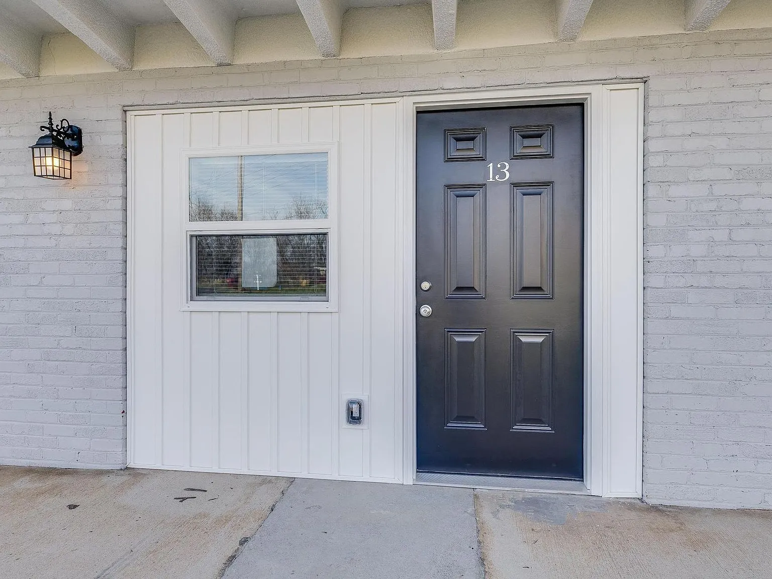 Convenient living, unbeatable location! — Photo 3