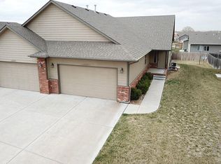 12618 E Willowgreen Cir, Wichita, KS 67207