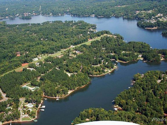 Long Island Airpark Surrounded by the Beautiful Waters of Lake Norman
