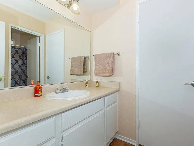 Barstonian Apartments — Photo 30