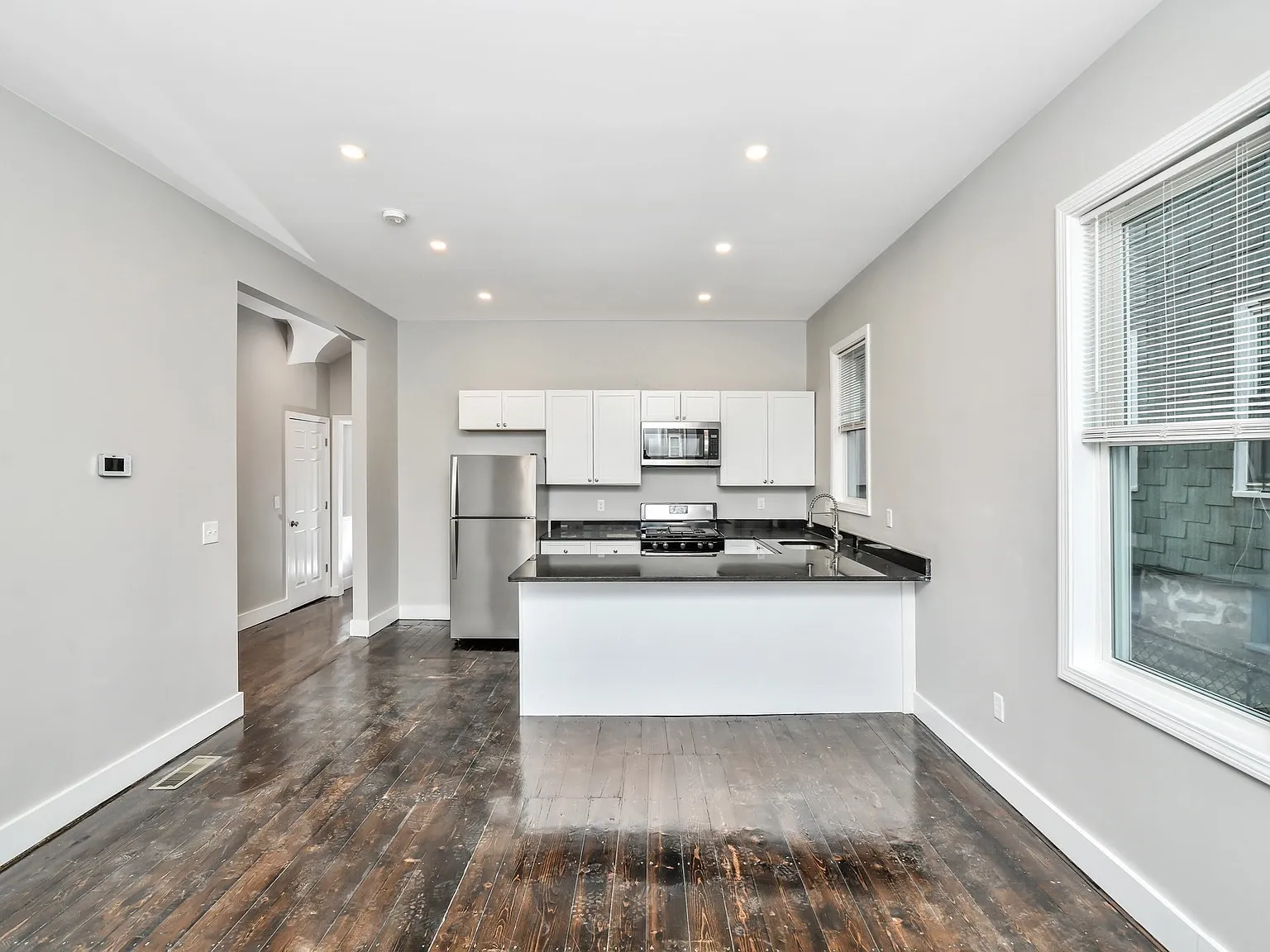 2 bed, 900 sqft, $3,050 — Photo 2