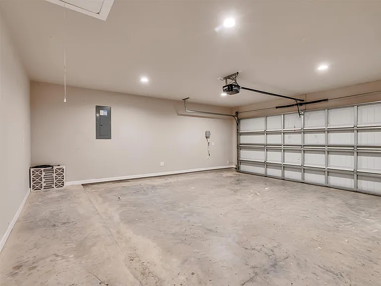 8510 Amber Bend Dr — Photo 38