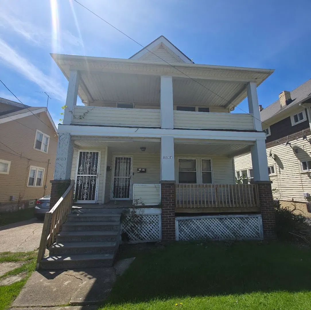 1394 Larchmont Rd — Photo 2