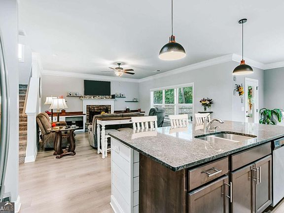 4th image of 20 Woodbury Ln