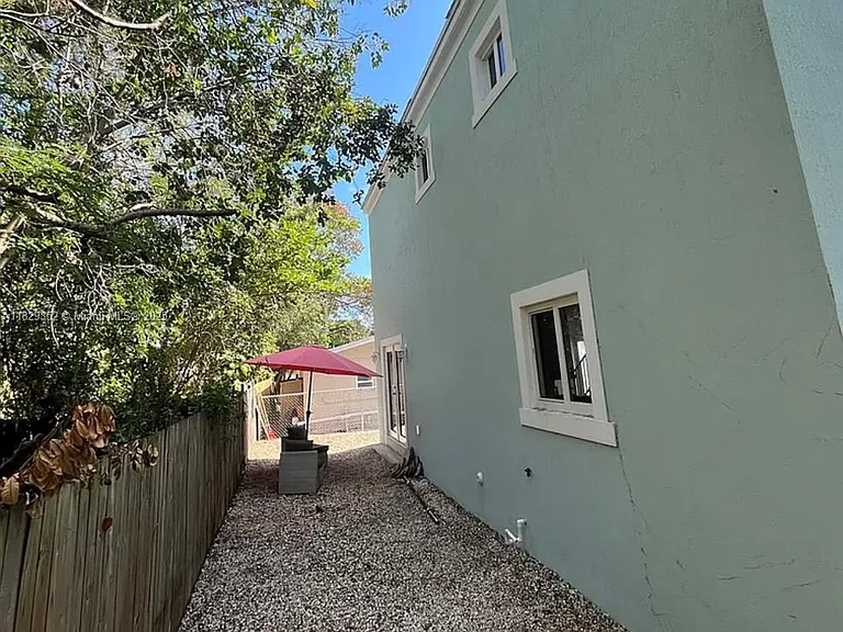 104 Poinciana Dr — Photo 23