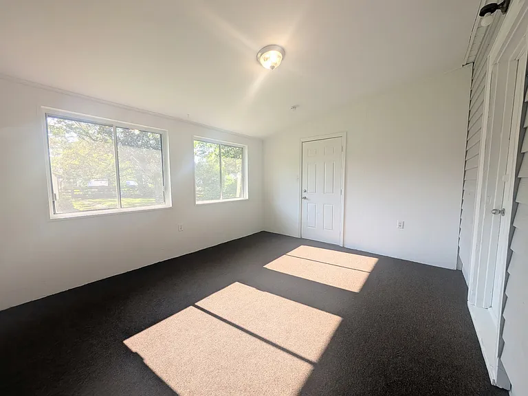 384 S Center Ave — Photo 12