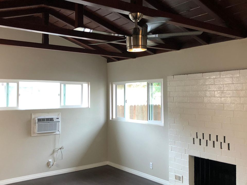 Family Room - fireplace doesn't work but looks good / new AC
