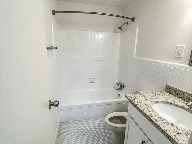 711 Oakview Rd #13 — Photo 10