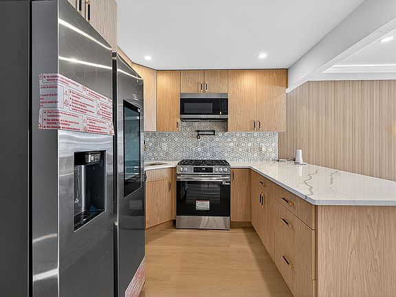 3rd image of 147-72 Huxley St #2