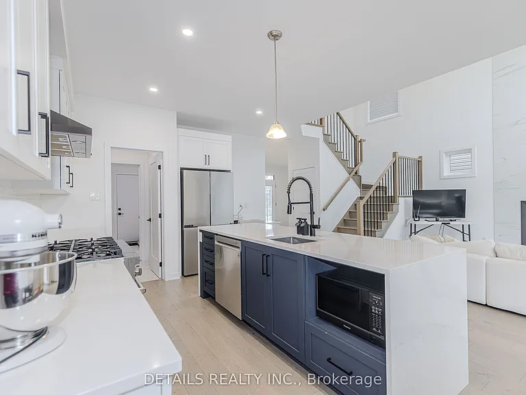 67 Viceroy Mews — Photo 9