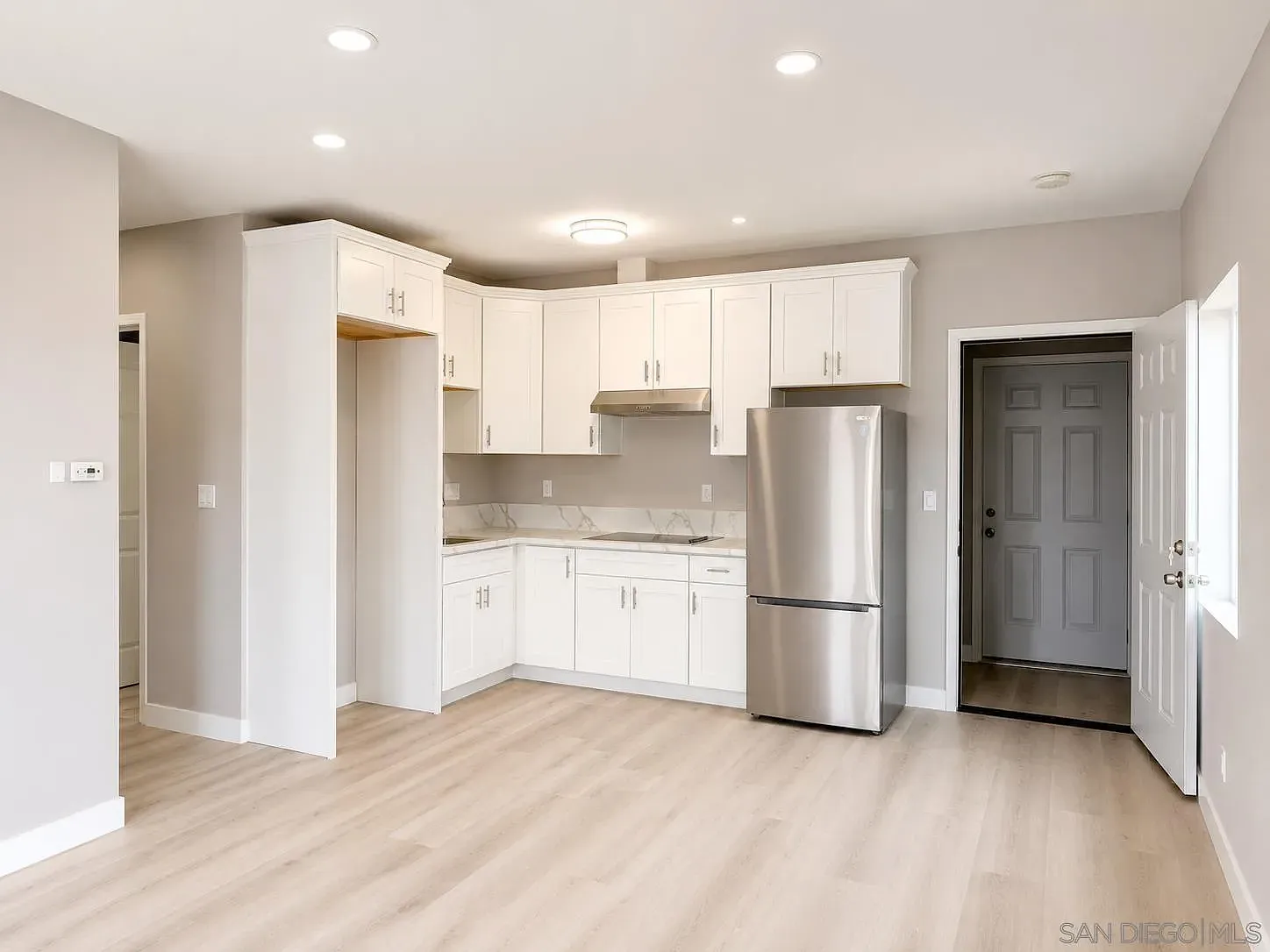 3 bed, 2.0 bath, 1050 sqft, $2,695 — Photo 2