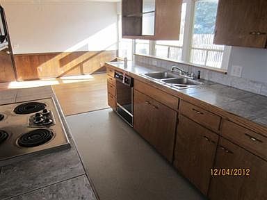 4th image of 2355 S Lansing St