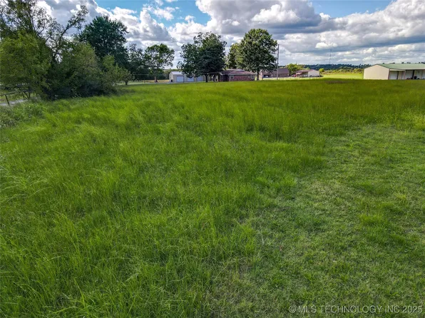 Emberton St, Hartshorne, OK 74547