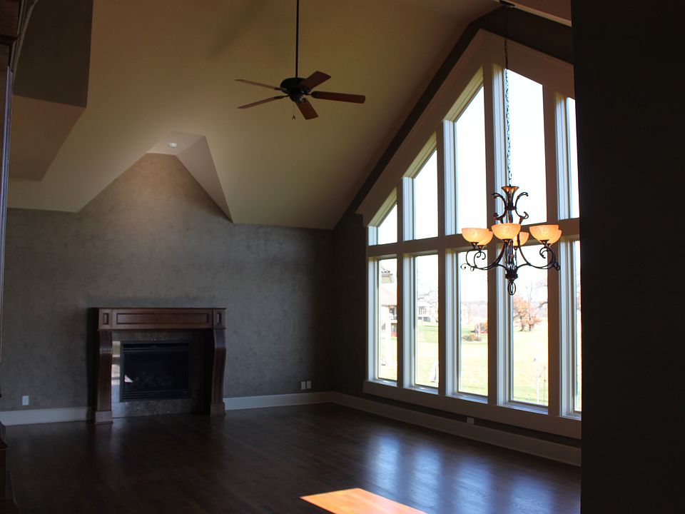 Hearth room w/Fireplace