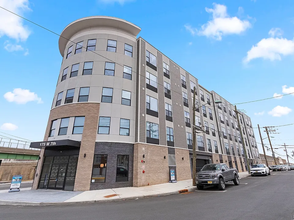 165 W 7th St #213