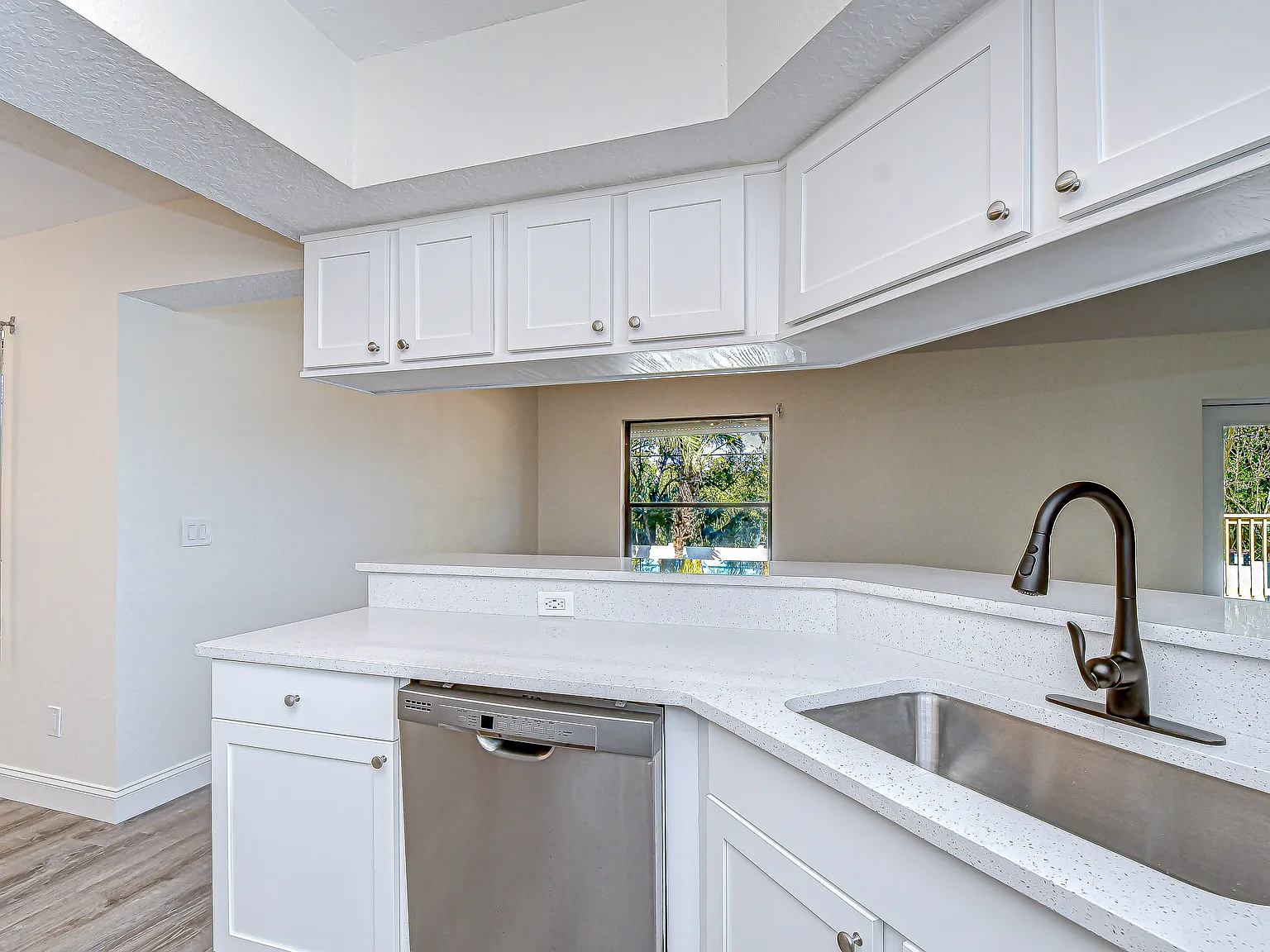 3 bed, 1872 sqft, $3,988 — Photo 4