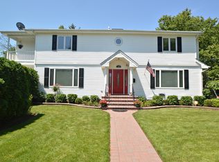 30 Byrd Ave, Carle Place, NY 11514