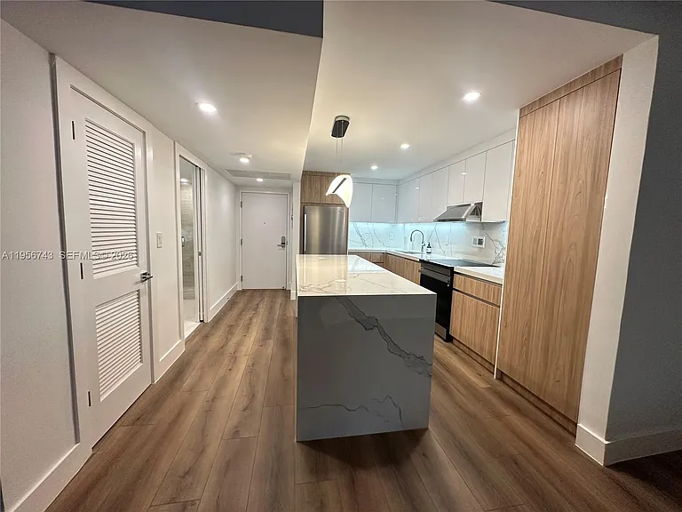 2301 Collins Ave #1421 — Photo 4