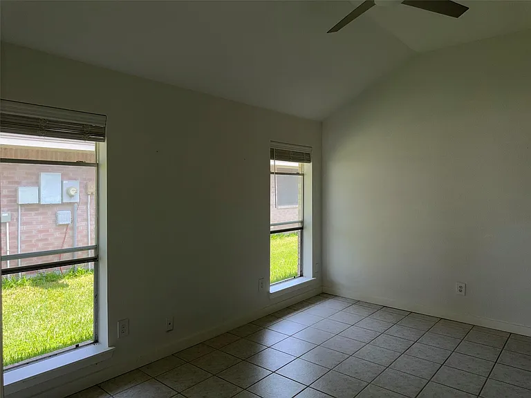 2238 Pine Cone Dr — Photo 6
