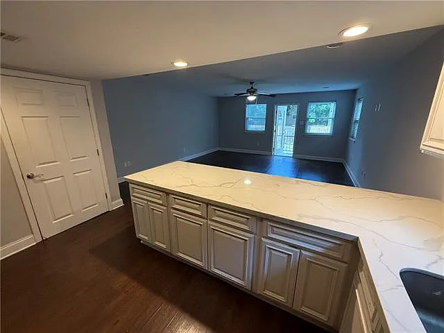 3 bed, 2.5 bath, 2415 sqft, $2,600 — Photo 2