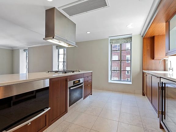 4th image of 140 E 63rd St APT 10A