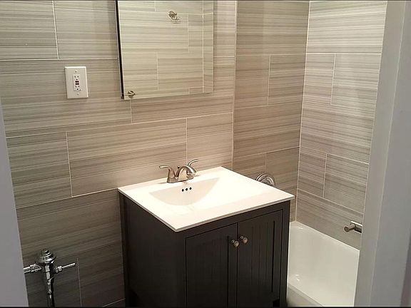 4th image of 142-10 Roosevelt Ave #421
